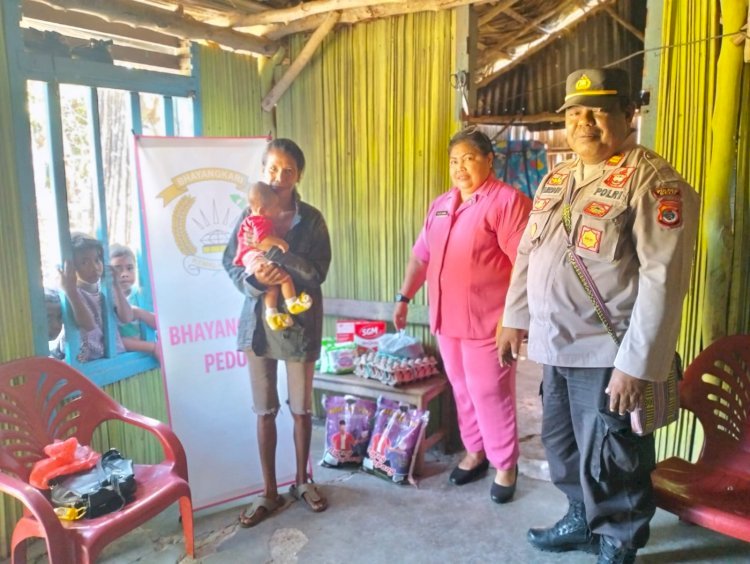 Giat Ops  Peduli Masalah Stunting, Jajaran Polsek bersama Bhayangkari Ranting Kakuluk Mesak Beri Bantuan Sosial