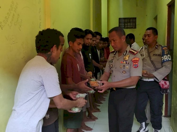 Periksa Kondisi Tahanan, Kapolresta Juga Bagikan Makanan Ringan