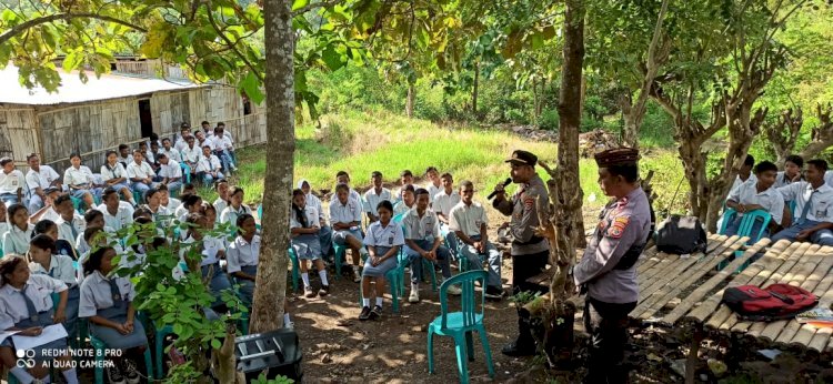 Anggota Polsek Lembor Berikan Sosialisasi Kenakalan Remaja kepada Siswa SMA