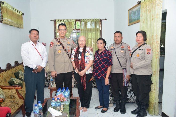 Wujud Kepedulian, Wakapolda NTT Kunjungi Anggota yang Menderita Sakit Menahun