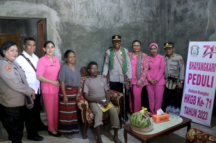 Beri Motivasi Jelang Hari Bhayangkara Ke-77, Kapolda NTT Kunjungi Anggota dan ASN Polri yang Sakit Menahun