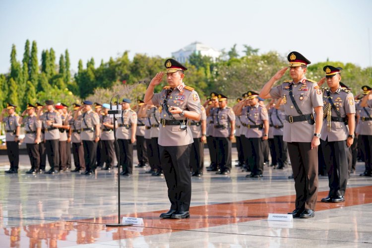 Jelang HUT ke-77 Bhayangkara, Kapolri dan Jajaran Ziarah ke TMP Kalibata 