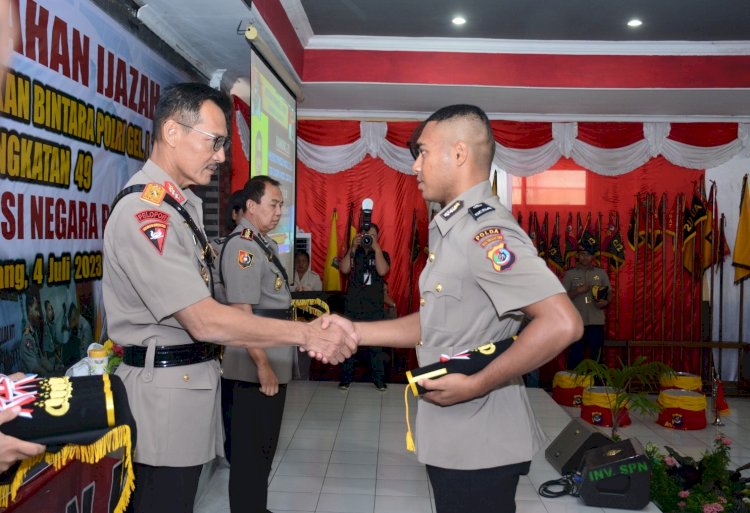 Pesan Wakapolda NTT Saat Serahkan Ijazah Kepada 130 Siswa Angkatan 49: Hindari Perilaku yang Merendahkan Citra Polri di Mata Masyarakat