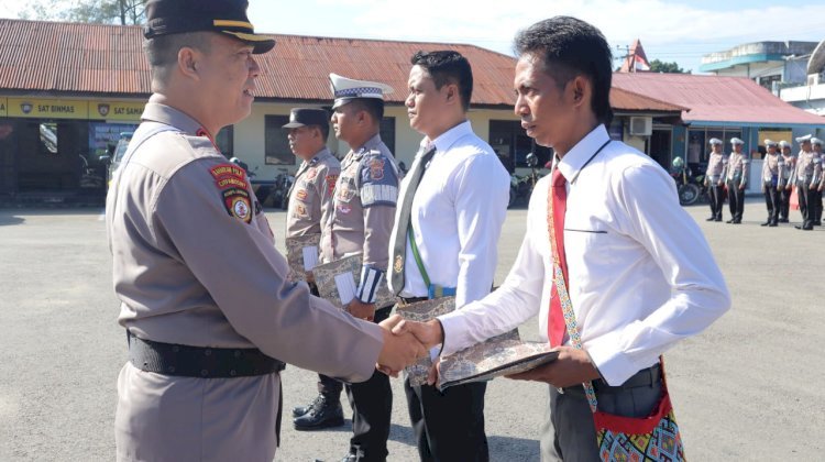 Kapolres Sumba Barat Berikan Reward Kepada 44 Personel Polres Sumba Barat Atas Prestasi dan Dedikasi