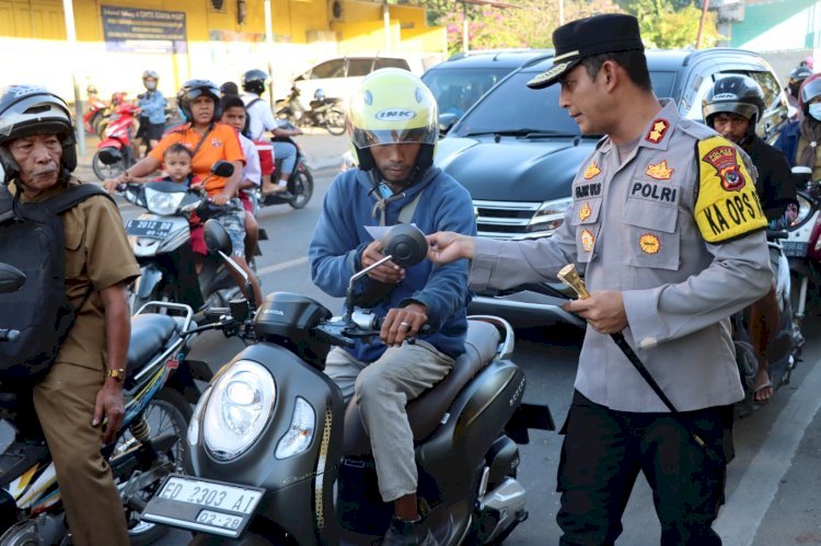 NTT Darurat TPPO, Kapolres Sumba Timur Keluarkan Surat Imbauan dan Sebar Pamflet