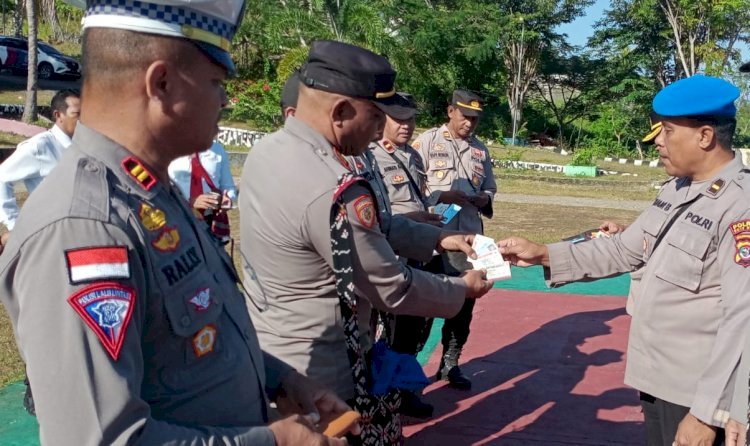 Provost Polres Rote Ndao Cek Kelengkapan Administrasi dan Sikap Tampang Anggota