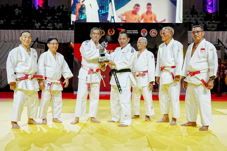 Sabuk Hitam Judo Bagi Kapolri, Hadiah Lain Kala Hari Bhayangkara Ke-77