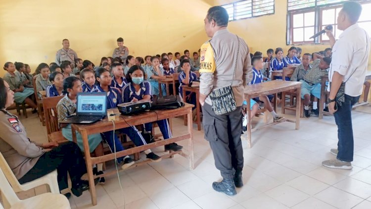 Cegah Kenakalan Remaja Sejak Dini, Satgas Ops Bina Kusuma Polres Belu Lakukan Sosialisasi di SMP Kristen Atambua