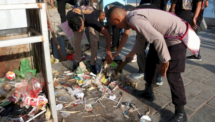 Peduli Lingkungan, Polda NTT Bersihkan Sampah di Kawasan Pantai LLBK Yang Diresmikan Oleh Presiden RI