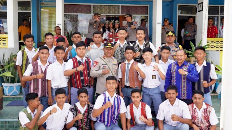 Kapolda NTT Dorong Siswa-Siswi SMAN 1 Kefamenanu Untuk Giat Belajar dalam Meraih Masa Depan