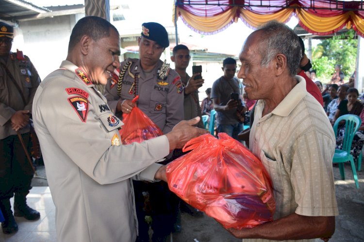 Di Kabupaten Sikka, Kapolda NTT Irjen Pol. Drs. Johni Asadoma, M.Hum., Beri Bantuan Sosial Kepada Masyarakat Desa Bloro