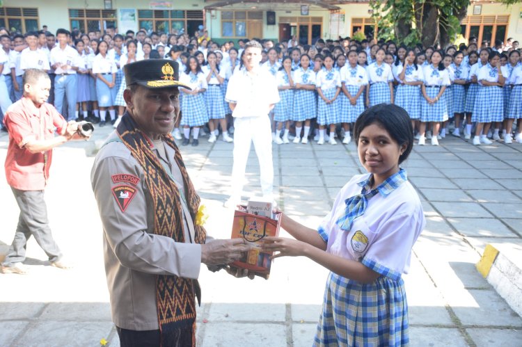 Tingkatkan Kesadaran Kamtibmas dan Semangat Belajar, Kapolda NTT Sambangi SMA Katolik St. John Paul II Maumere