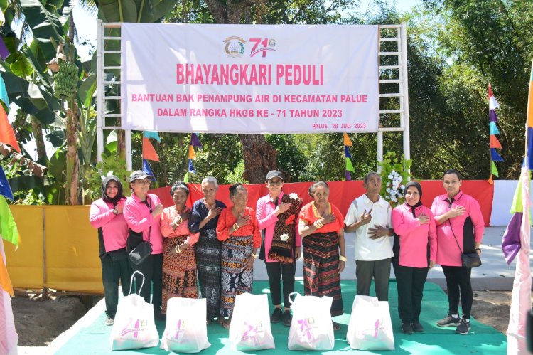 Bantu Masyarakat Kecamatan Palue, Ketua Umum Bhayangkari Resmikan Bak Penampungan Air dan Beri Bansos di Desa Lei