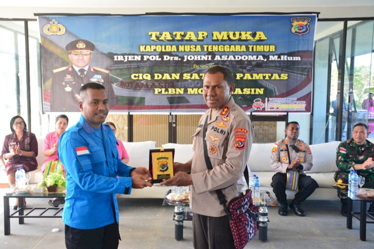 Kunjungi PLBN Motamasin, Kapolda NTT Tatap Muka Bersama CIQ dan Satgas Pamtas RI-RDTL serta  Bagikan Bansos kepada Masyarakat