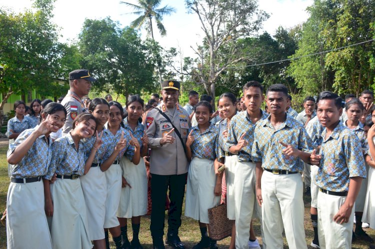 Momen Bersejarah di SMA Negeri 1 Malaka Timur: Kapolda NTT Beri Hadiah Handphone sebagai Apresiasi bagi Para Siswa-Siswi