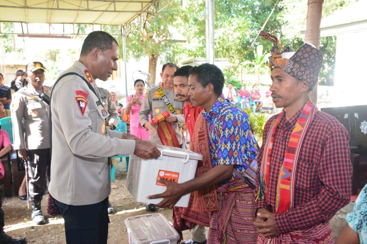 Kapolda NTT Beri Bantuan Sosial dan Sampaikan Arahan Penting di Desa Wemeda