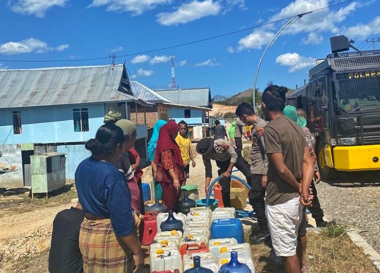 Polres Manggarai Barat Salurkan Air Bersih untuk Warga Nanga Nae