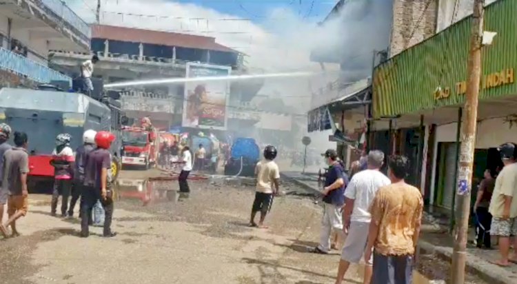 Terjunkan Mobil Water Canon, Polres Belu bersama Damkar Berhasil Padamkan Kebakaran Toko di Atambua