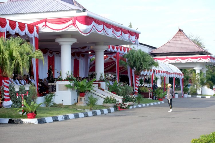 Kapolda Bersama Forkopimda Ikuti Upacara Bendera Peringatan HUT RI ke-78 di Alun-alun Rumjab Gubernur NTT