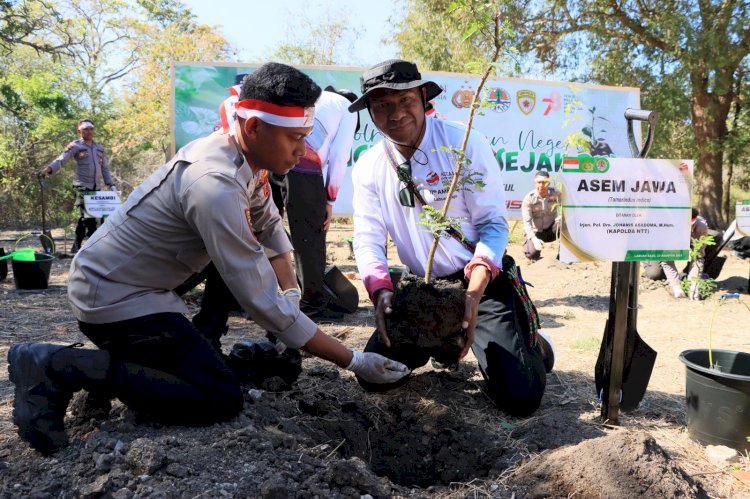 Kapolda NTT Dampingi Kapolri dan Delegasi AMMTC ke-17 Tanam Pohon di Pulau Rinca: Upaya Konkrit Pelestarian Lingkungan