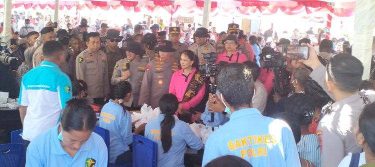 Kapolri dan Ketua Umum Bhayangkari Tinjau Bakti Kesehatan Polri Presisi di Pulau Palue NTT