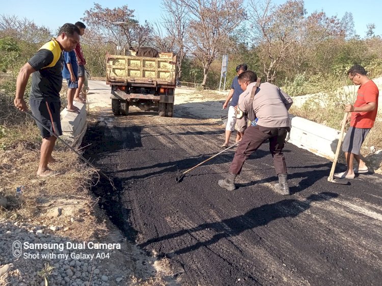 Bhabinkamtibmas dan Masyarakat Mauliru Bergotong Royong Perbaiki Infrastruktur