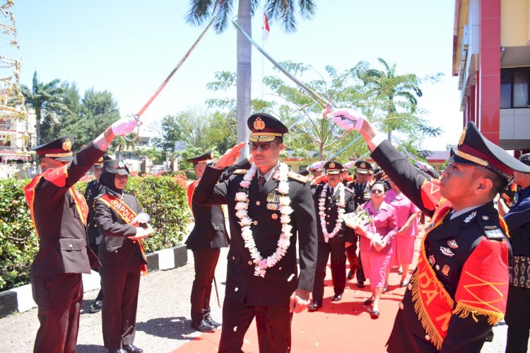 Tradisi Pedang Pora Melepas Wakapolda NTT dan Wisuda Purna Bhakti Polri Tahun 2023