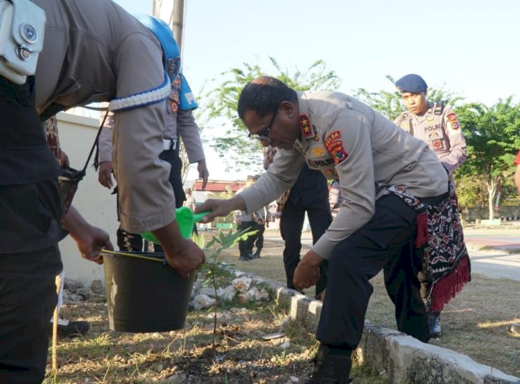 Kapolda NTT dan Personel Polres Rote Ndao Jalin Komitmen Hijaukan Lingkungan