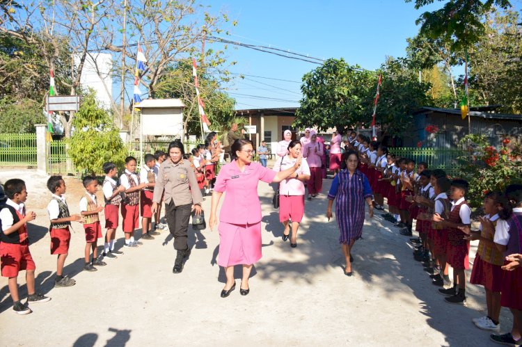 Disambut Meriah, Ketua Bhayangkari Daerah NTT Kunjungi SD Inpres Maulafa Kupang Beri Bantuan Seragam Sekolah