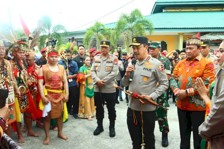 Disaksikan Ribuan Masyarakat, Wakapolri Dianugerahi Warga Kehormatan Dayak Kalteng Dan Bagikan 5.000 Paket Bansos