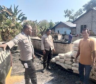 Polsek Borong Bangun Solidaritas Melalui Bantuan Berupa Semen dan Pasir Kepada Korban Kebakaran