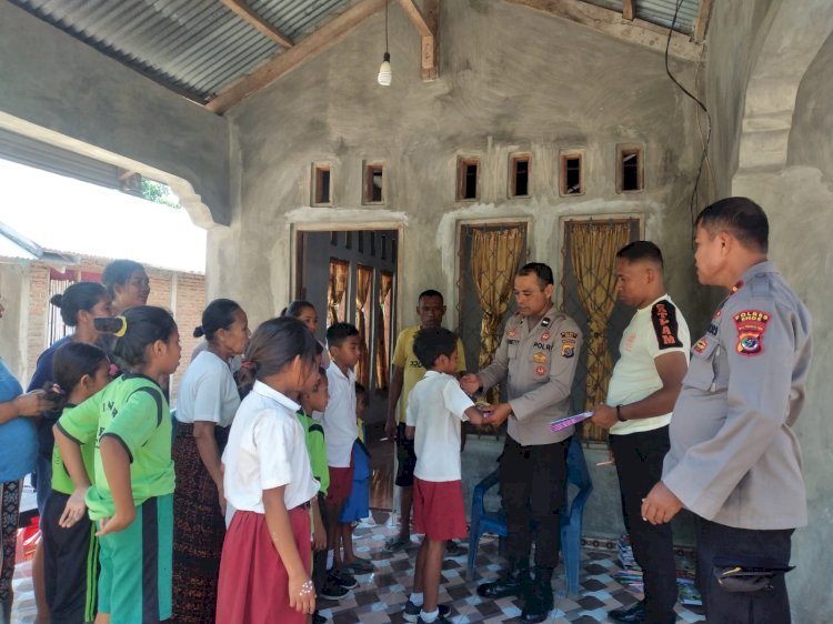 Kapolsek Maurole dan Anggotanya Membagikan Buku Baca untuk Meningkatkan Minat Literasi Anak-anak