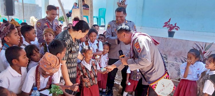 Puluhan Siswa SDN Nefosaka Ceria Dapatkan Bantuan Buku dari Polda NTT