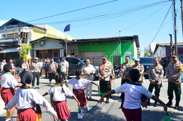 Tarian Meriah dari Anak-Anak SD Inpres Perumnas 1 Sambut Kapolda NTT