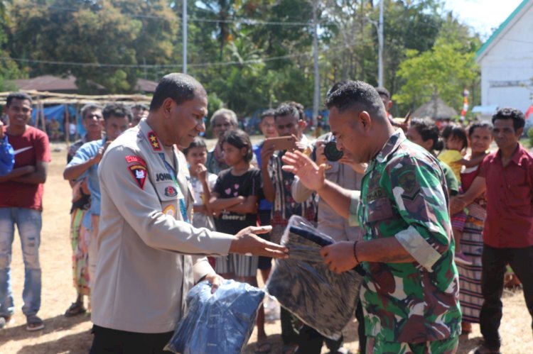 Kapolda NTT Bagikan Jaket sebagai Tanda Penghargaan