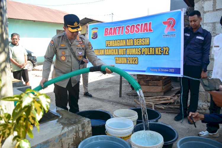 Bakti Sosial Sambut HUT Humas Polri: Polda NTT Bagikan Air Bersih Bagi Masyarakat