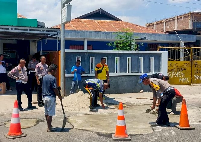 Satuan Lalu Lintas Polres Lembata Swadaya Memperbaiki Jalan Berlubang