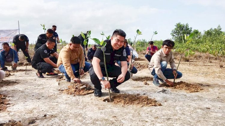 Dalam Rangka HUT Humas ke - 72 Polda Sultra Tanam 1.000 Bibit Pohon Mangrove