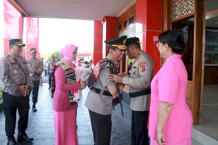 Kapolda NTT Sambut Hangat Kedatangan Wakapolda NTT dengan Sapaan Adat Natoni