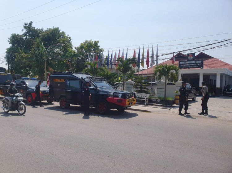 Pastikan Aman, Personel Satgas Tindak Brimobda NTT Gelar Patroli Kamtibmas di KPU dan Bawaslu