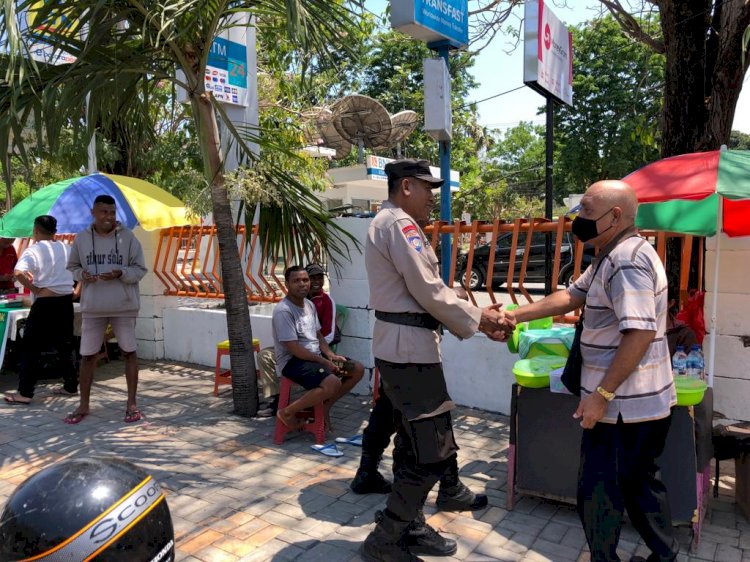 Personel Subsatuan Tugas Binmas Polda NTT Menggelar Kegiatan Imbauan Kamtibmas Keliling di Kecamatan Oebobo