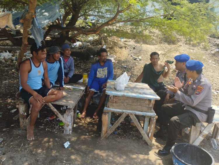 Subsatgas Polairud Lakukan Patroli dan Berikan Imbauan kepada Warga Pesisir Pantai Lasiana Kupang