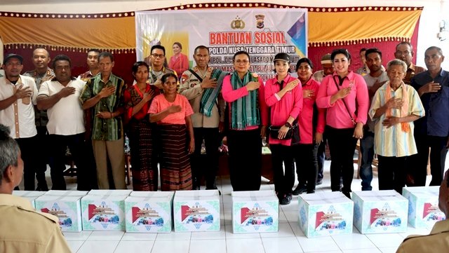 Hadirkan Rasa Kepedulian di Desa Kimakamak, Kapolda NTT Bagikan Bingkisan kepada Warga