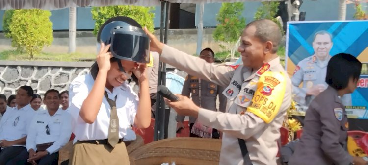 Dorong Pelajar SMAK Podor Larantuka untuk Lebih Maju, Kapolda NTT Bagi Handphone hingga SIM Gratis