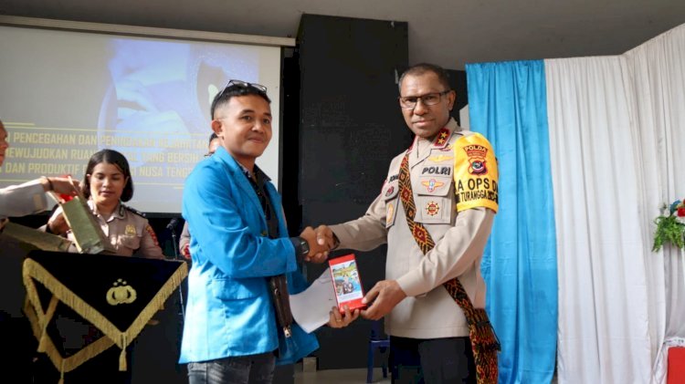 Kapolda NTT Beri Kuliah Umum hingga Hadiah Handphone serta SIM Gratis pada Mahasiswa Uniflor Ende1