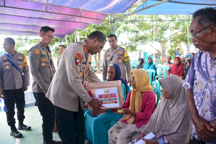 Kapolda NTT Berikan Bantuan Sosial kepada 100 KK di Kecamatan Kota Waingapu