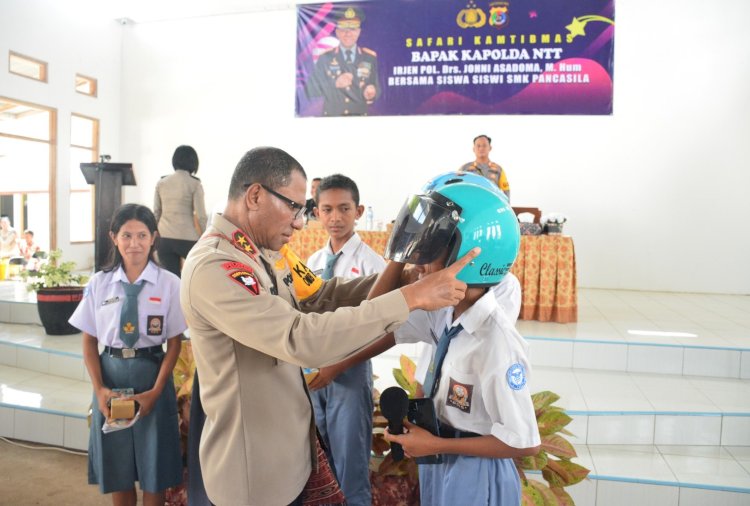 Safari Kamtibmas di SMK Pancasila Tambolaka, Kapolda NTT Berikan Handphone dan Helm kepada Siswa