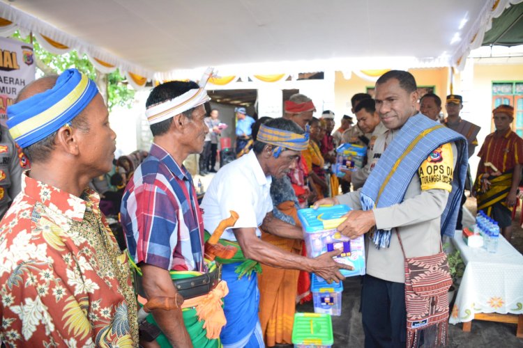 Kapolda NTT Bagikan Ratusan Sembako kepada Masyarakat Desa Kadi Pada, Sumba Barat Daya