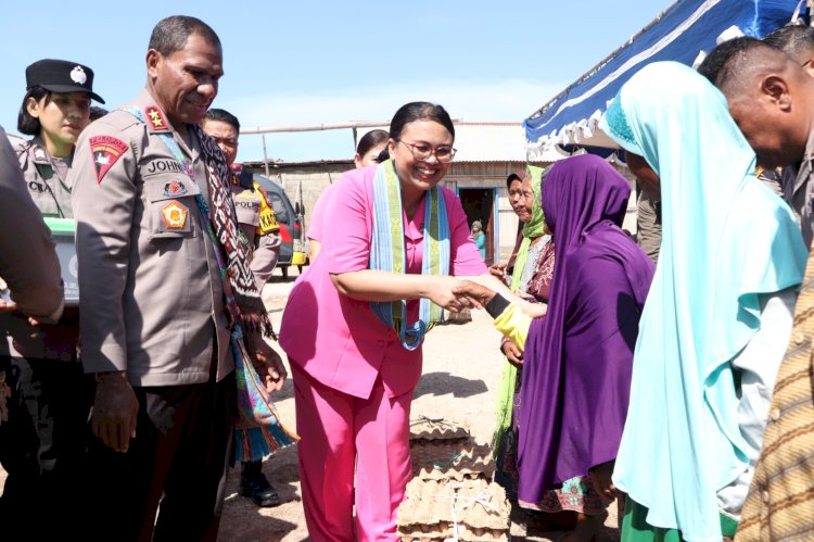 Bantuan Sosial Kapolda dan Ketua Bhayangkari Daerah NTT: Meresapi Kondisi Sulit Masyarakat Nelayan Bajo di Sulamu