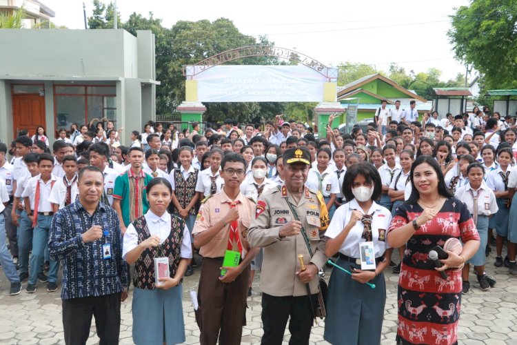 Kapolda NTT Apresiasi Keberanian Siswa: Tiga Pemenang Tantangan Bahasa Inggris Raih Handphone